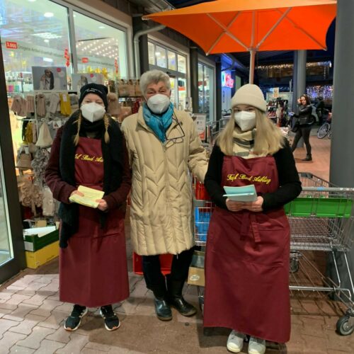 Aenova trainees help the needy at the Bad Aiblinger Tafel advent campaign